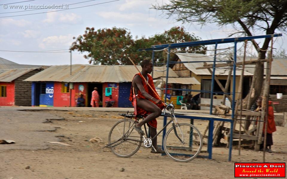 TANZANIA - 1219 Masai in bicicletta.jpg